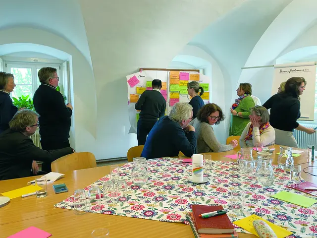 Aus- und Fortbildungen. Nicht nur ehrenamtlich Mitarbeitende werden regelmäßig zu Austauschtreffen und Fortbildungen eingeladen, auch das Team der Hauptamtlichen bildet sich regelmäßig bei Teamtreffen und Klausuren (Bild) weiter. Damit ist gewährleistet, dass sich der SR weiterentwickelt und am Puls der Zeit bleibt. | Foto: SR