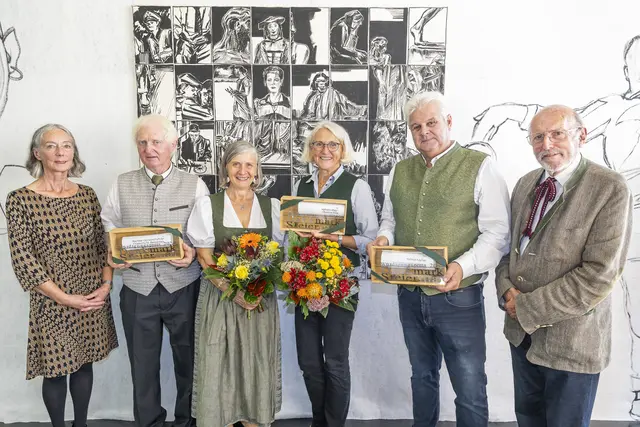 Preisübergabe vom Verein Denkmal Steiermark: (v. l.) Erika Thümmel (Verein), Franz und Johanna Reiter stellv. für die „Kirchenbauern“ von St. Benedikten, Christine Klug und Helmut Kocher sowie Friedrich Bouvier (Verein).  | Foto: Fischer