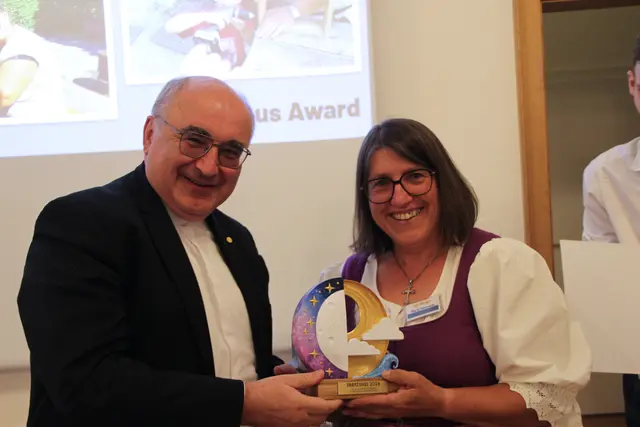Bischof Wilhelm Krautwaschl mit Maria Hermann aus Groß St. Florian.  | Foto: KIJU