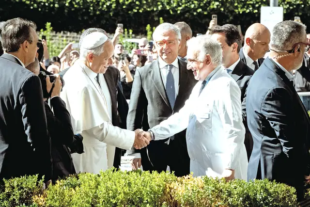 Papst Leo XIV. wird am 13. Oktober bei seiner Ankunft in der Gemelli-Klinik von deren medizinischem Direktor Andrea Cambieri begrüßt. | Foto: Christian Gennari/Romano Siciliani/KNA