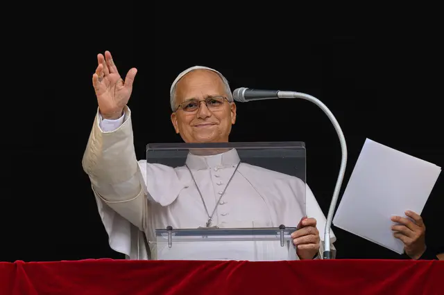 Papst Leo XIV. spricht zum ersten Mal nach seinem Krankenhausaufenthalt beim Angelus-Gebet am Fenster des Apostolischen Palastes am 18. Oktober 2026 im Vatikan.

 | Foto: Vatican Media/Romano Siciliani/KNA