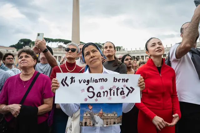 Am 18. Oktober verfolgten Menschen in aller Welt gespannt das erste Angelus-Gebet mit Papst Leo XIV. nach dessen Krankenhausaufenthalt in der Gemelli-Klinik. Im Bild eine Frau, die ein Schild hochhält mit der Aufschrift „Wir haben Euch lieb, Eure Heiligkeit“.   | Foto: Mekary/Siciliani/KNA x