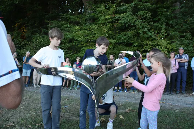 Der neue Wanderweg „Weg der heilsamen Lebenselemente“ in Heiligenkreuz am Waasen lädt zur Auszeit in der Natur, zum Kraftschöpfen, Staunen und Entdecken (im Bild Kinder beim Engel) ein. Wer den Weg begleitet erleben möchte, kann in der Pfarre eine Führung vereinbaren. | Foto: privat