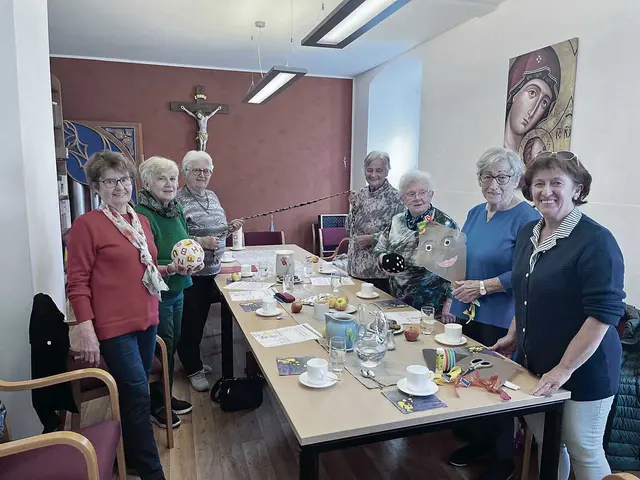 Das Treffen der LIMA-Gruppe mit Leiterin Maria Achleitner (vorne re.) am 14. Oktober: einen Drachen basteln für die Beweglichkeit der Finger, knifflige Übungen zum Rechnen und Schreiben, eine lustige Geschichte zum Abschluss. Dazu gab es Tee, Obst und Lebkuchen.  | Foto: zVg
