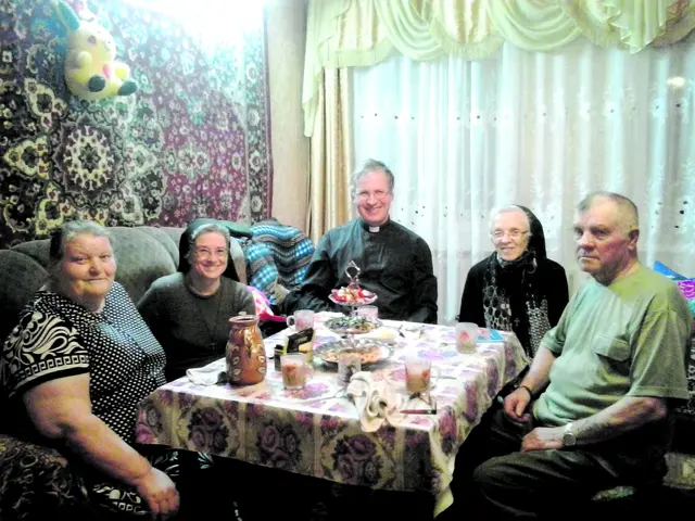 Pater Eduard Deffner SJM mit Gläubigen in Kasachstan. | Foto: zVg