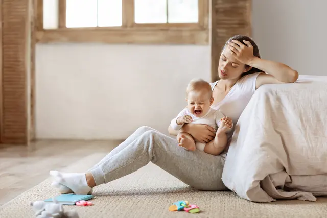 Zwischen Babyglück und purem Stress – kirchliche und andere steirische Einrichtungen bieten Beratung und Entlastung. | Foto: iStock/Prostock-Studio