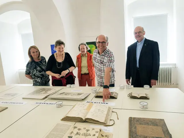 Pfarrkirchenrat Christian Schüller und der Pfarrer von Maria Taferl, Pater Stefan Obergfell OMI, zeigen Besucherinnen die Verhörprotokolle, in denen penibel Personen befragt wurden, die Wunder erfahren haben sollen. 
 | Foto: Wolfgang Zarl