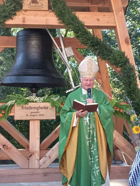 Das Institut vermittelt auch gebrauchte Glocken, wie hier im Bild: Die Friedensglocke in St. Radegund im Innviertel (OÖ), die Bischof Manfred Scheuer weihte. | Foto: Glockenkundliches Institut