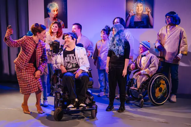 Texte kreativ wiedergeben, tanzen oder durch Mimik zeigen, was in mir steckt: In der Theaterakademie von LebensGroß in Graz machen Menschen mit Behinderungen eine Schauspielausbildung. Das Projekt erhielt den Steiermärkischen Toleranzpreis. | Foto: Haberl 