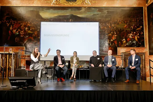 Die Diskussionsrunde (v. l.), moderiert von Shenja Paar (Caritas): Franz Prettenthaler, Carmen Treml, P. Gerwig Romirer, Philipp Suppan und Andreas Paulitsch. Nächster Termin: 2. Februar 2027, „Verteilungsgerechtigkeit“.  | Foto: Neuhold