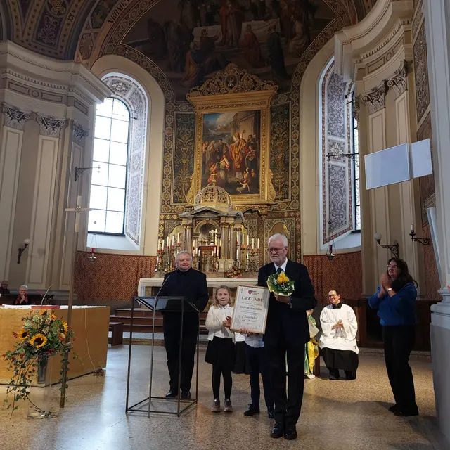 Für sein langjähriges Engagement wurde dem scheidenden Präsidenten der Pueri Cantores Austriae, Josef Döller (Mitte), gedankt. | Foto: privat