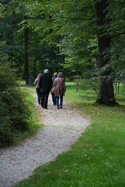 Gemeinsam am Weg. Auf den Trauerspaziergängen durch den Schlosspark Eggenberg findet Trauer einen Platz: im Gehen, Schweigen und Erzählen. | Foto: ECHTNAH