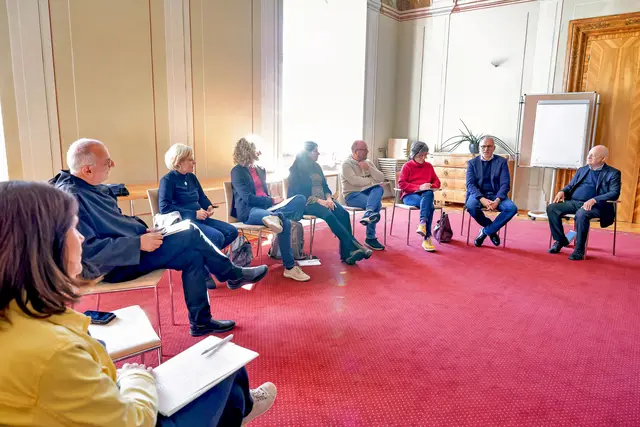 Die Themen des Symposiums von 15. bis 17. Oktober in Stift St. Lambrecht wurden in Kleingruppen vertieft. Hier mit P. Martin Werlen (2. v. l.) über Mystik als Grundhaltung.  | Foto: Neuhold