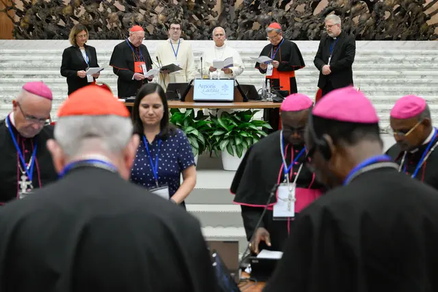 Am Beginn des Bischofstreffens anlässlich „Zehn Jahre Amoris laetitia“ war Papst Leo XIV. (Bildmitte) noch dabei. Am Tag vor dem Abschlussgottesdienst des internationalen Zusammentreffens wurde er an der Lunge operiert. | Foto: KNA