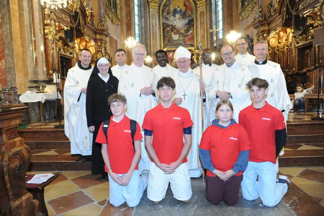 Mit Weihbischof Leichtfried, Missio-Diözesandirektor Poschenrieder, Referentin Sr. Marcellina, Nationaldirektor Laichner, Missionaren und Jugendlichen. | Foto: Wolfgang Zarl