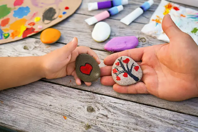 Ein selbstgestaltetes Grablicht oder ein bemalter Stein kann einem Kind aktiv helfen, an liebe Verstorbene 
zu denken. | Foto: iStock/Starikova