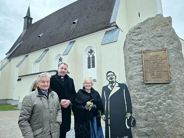 Pfarrer Christoph Hofstätter (2. li.) mit den Zeitzeugen Franz Wagner und Marianne Scheiblauer sowie der enthüllten Skulptur von Leopold Figl und dem Os-tarrichi-Gedenkstein; vor der Pfarrkirche Neuhofen/Ybbs.  | Foto: Wolfgang Zarl