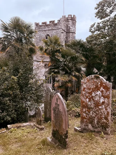 Friedhof bei der Kirche St. Just in Roseland (Cornwall). | Foto: Patricia Harant-Schagerl
