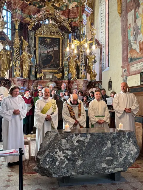 Beim Kirchweihfest am 11. Oktober wurde die Fertigstellung der Renovierung mit Pfarrer Pater Othmar Stary (Mitte) gefeiert. | Foto: Pfarre