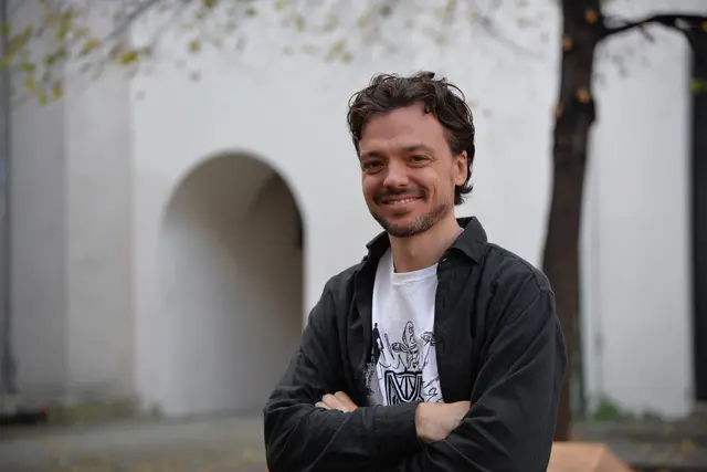 Dominik Knes ist Sozialpädagoge, Kulturanthropologe, verheiratet und zweifacher Vater. Als Geschäftsführer der ARGE Jugend – Fachstelle für Gewaltprävention nimmt er den Steiermärkischen Toleranzpreis entgegen. | Foto: Hemmer