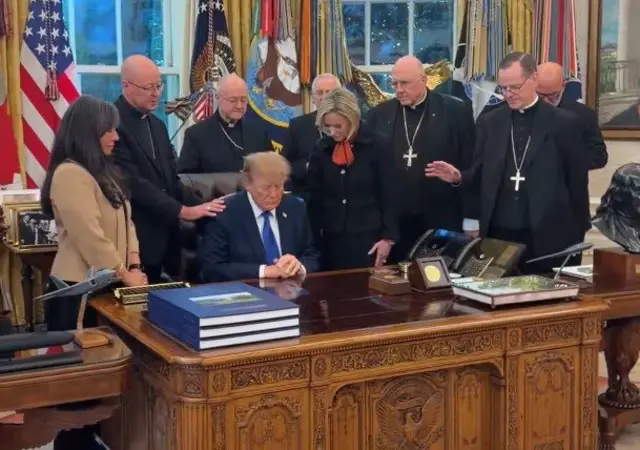 Die Hände zum Segen erhoben: Das Foto, das US-Bischöfe betend über Donald Trump zeigt, erhitzt Gemüter. | Foto: White House/Margo Martin (Screenshot)