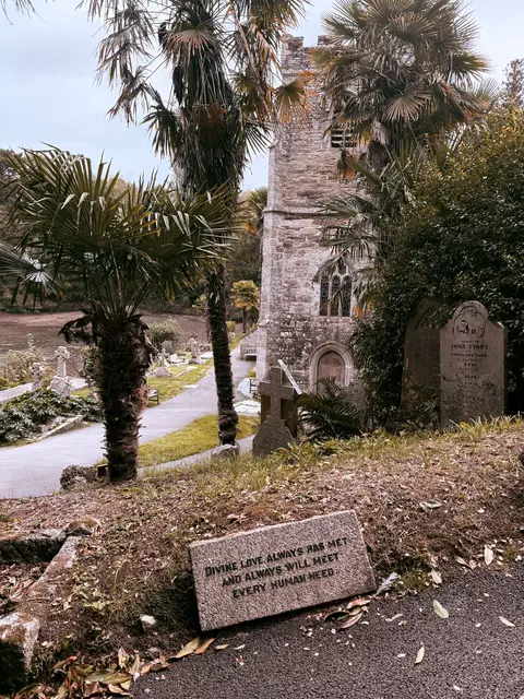 Friedhof bei der Kirche St. Just in Roseland (Cornwall). | Foto: Patricia Harant-Schagerl