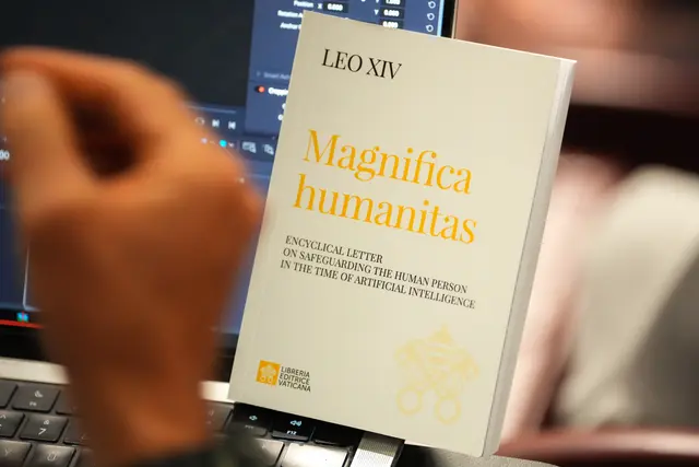 Im Mai 2026 veröffentlichte Papst Leo XIV. die Enzyklika „Magnifica humanitas – über die Bewahrung des Menschen im Zeitalter der Künstlichen Intelligenz“ (Bild). Wie Künstliche Intelligenz die Arbeitswelt verändert, stand im Mittelpunkt einer KABÖ-Tagung Mitte Oktober in Eisenstadt. | Foto: KNA
