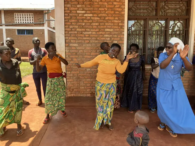 Bunt. Frauen aus der Volksgruppe der Batwa („Pygmäen“) machen Pause von der Feldarbeit und tanzen mit einer Schwester vom Orden Neues Leben für Versöhnung. | Foto: Steiner