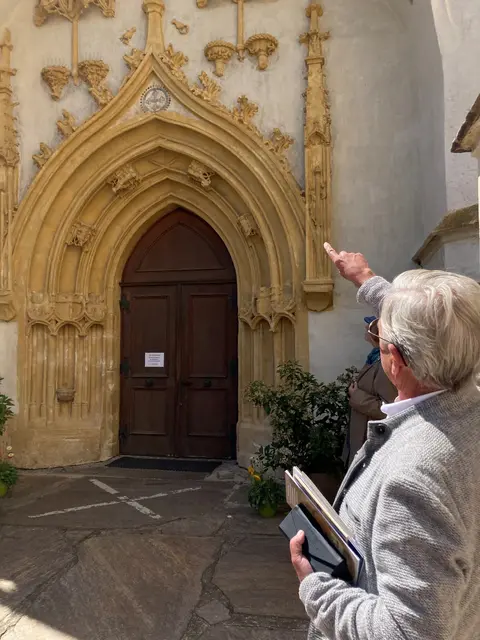Von Kirchenbau bis Kunstgeschichte: Was Kirchen alles erzählen, lernen Teilnehmende der Ausbildung KunstWerkKirche. | Foto: Gertraud Schaller-Pressler