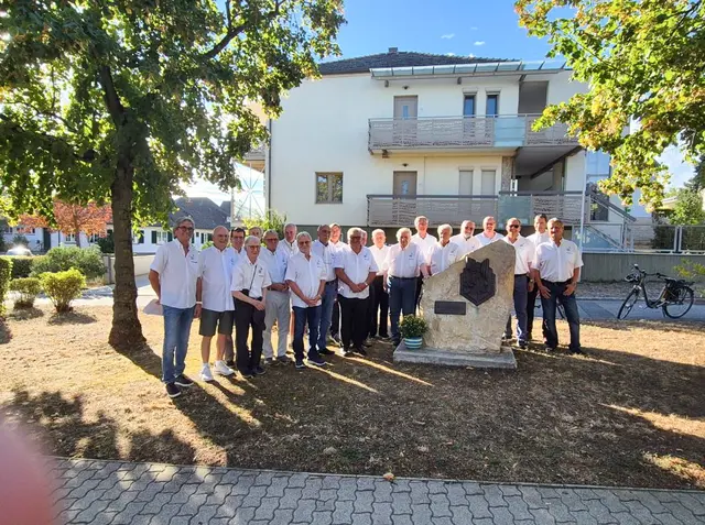 Neusiedl am See. Anlässlich des 50-jährigen Bestehens der Männerschola wurde im kleinen Park ein Gedenkstein enthüllt.