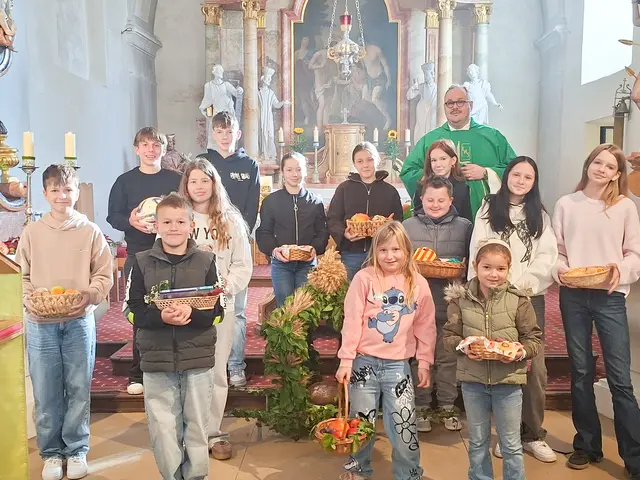 Markt Neuhodis. Die Pfarre feierte mit Pfarrer David Grandits das Erntedankfest. Die Kinder und Jugendlichen gestalteten die Messe mit passenden Texten.
