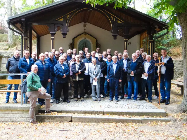 Tadten. Die 33. Männerwallfahrt führte heuer nach Pulkau, wo die Messe in der Michaelskirche von Pfarrmoderator Alex Vellappally und Diakon Andreas geleitet wurde.
