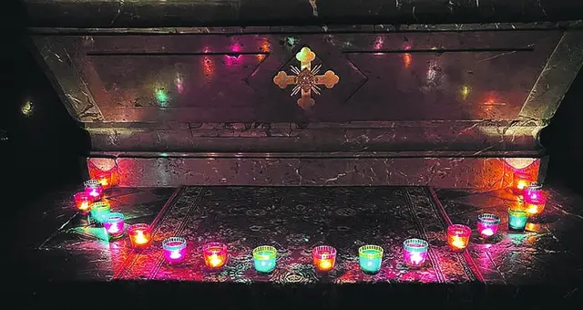 Nicht nur auf Friedhöfen, auch in Kirchen sorgen viele kleine Kerzenflammen für andächtige Stimmung. | Foto: Maria Gratzer-Hagen/Pfarre Scheibbs