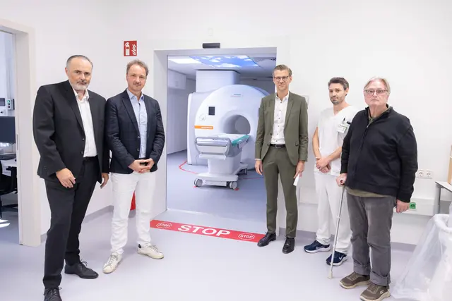 Eisenstadt. Mit der Anschaffung eines zweiten Magnetresonanz-tomografie-Geräts für das Krankenhaus der Barmherzigen Brüder werden die diagnostischen Möglichkeiten deutlich erweitert. Bei einem Rundgang machten sich Landeshauptmann Hans Peter Doskozil, Martin Wehrschütz, Vorstand der Abteilung für Radiologie, Krankenhausgeschäftsführer Robert Maurer, Lukas Hahn, Bereichsleitung Radiologietechnologie und Prior Pater Daniel Katzenschläger OH (v. l. n. r.) ein Bild vom neuen MRT-Bereich.