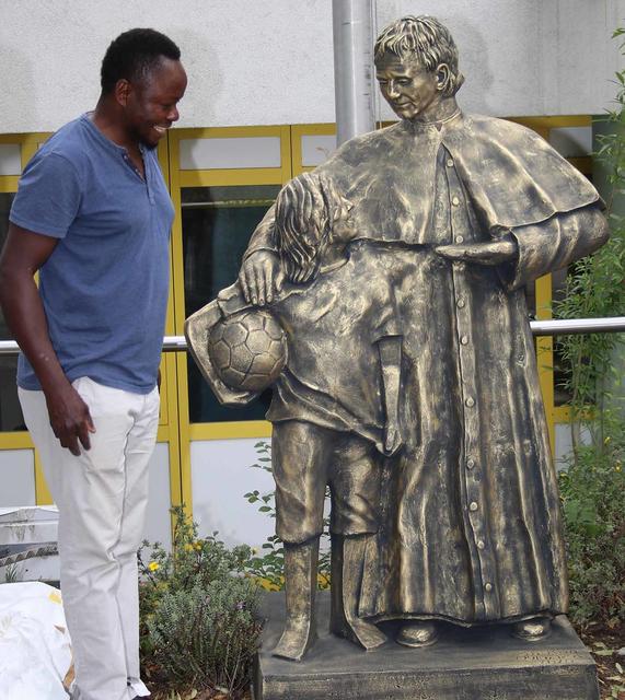 Neue Don Bosco-Skulptur  In Graz entdeckte P. Friedrich Frühwirth SDB in einem Künstler-Atelier eine halbfertige Don Bosco-Skulptur des afrikanischen Künstler Samson Ogiamien. Es ist ein Duplikat der gleichen Skulptur für die Don Bosco-Pfarre in Graz. Nun steht das Kunstwerk bereits im Schulhof des Don Bosco-Gymnasiums Unterwaltersdorf. | Foto: privat