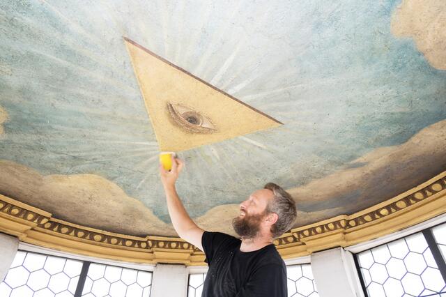 Hell und klar: Bei den laufenden Renovierungsarbeiten im Dom zu St. Jakob wird auch das Auge Gottes in der Kuppel gereinigt. | Foto: Reinhold Sigl