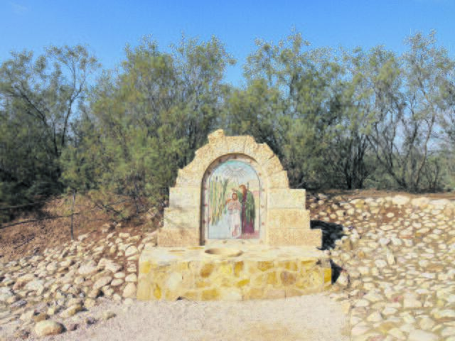 Ich taufe euch mit Wasser. 
Es kommt aber einer, 
der stärker ist als ich, und ich bin es nicht wert, 
ihm die Riemen der Sandalen zu lösen. 
Er wird euch mit dem Heiligen Geist und mit Feuer taufen.
(Aus dem Evangelium zum Hochfest Taufe des Herrn, Lk 3,16) | Foto: commons.wikimedia; Mosaik an der Taufstelle am Jordan. 