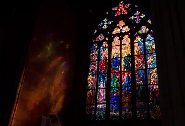 Menschen sind wie Kirchenfenster.
Wenn die Sonne scheint,
strahlen sie in allen Farben;
aber wenn die Nacht kommt,
kann nur ein Licht im Inneren
sie voll zur Geltung bringen.
(Elisabeth Küberl-Ross) | Foto: Eridana - stock.adobe.com