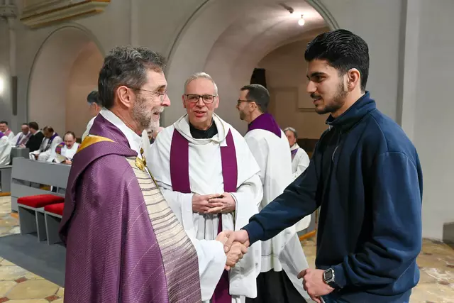 Taufwerber Daniel aus dem Iran wird von Zisterzienserpater Wolfgang Buchmüller (Heiligenkreuz) dem Apostolischen Administrator der Erzdiözese Wien, Josef Grünwidl (li.) vorgestellt.