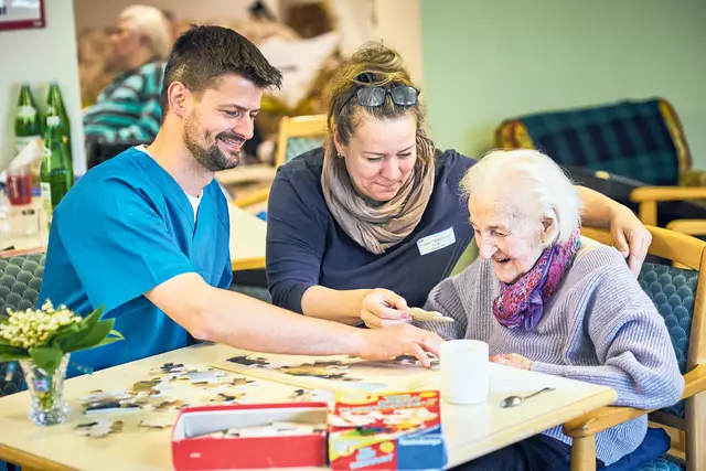 Caritas-Mitarbeitende mit einer Bewohnerin im Haus Elisabeth in St. Pölten. | Foto: Caritas der Diözese St.Pölten