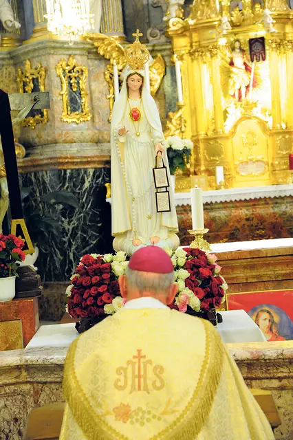 Marien-Monat Mai: Altbischof Klaus Küng vor einer Fatima-Statue in der St. Pöltner Franziskanerkirche. | Foto: Wolfgang Zarl