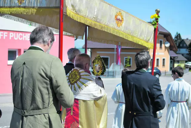 Der Erlöser neigt sich so tief
zu uns herab, dass er zur
Speise des Menschen wird.
(Maria Celeste Crostarosa, 1696-1755) | Foto: Archivbild: Fronleichnamsprozession in Puchenstuben. Foto: Patricia Harant-Schagerl