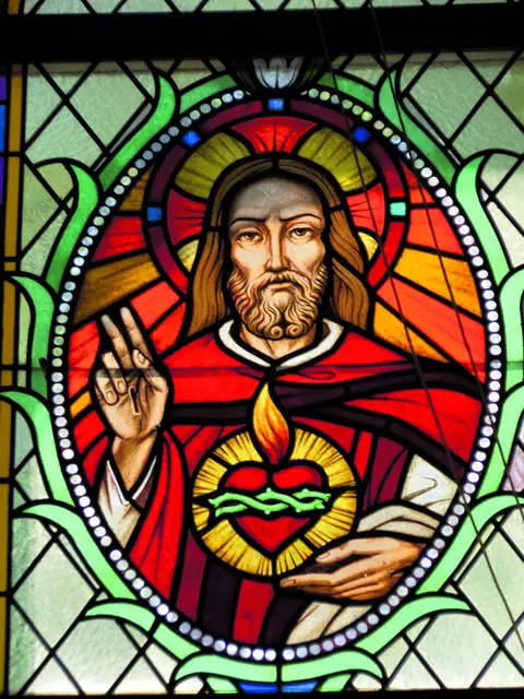 Der Ratschluss des Herrn bleibt ewig bestehen, 
die Pläne seines Herzens überdauern die Zeiten:
Er will uns dem Tod entreißen und in der Hungersnot
unser Leben erhalten.
(Introitus am Fest des Heiligsten Herzens Jesu)
 | Foto: Archiv (Darstellung des Herzens Jesu in einem Buntglasfenster der Pfarrkirche Langschlag.)