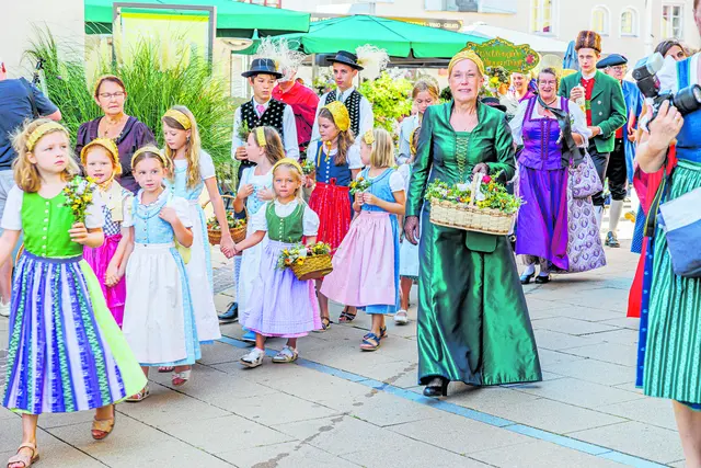 Herr, segne diese Kräuter und Blumen. 
Sie erinnern uns an deine Herrlichkeit 
und an den Reichtum deines Lebens. 
Schenke uns auf die Fürsprache Mariens dein Heil. 
Lass uns zur ewigen Gemeinschaft mit dir gelangen 
und dereinst einstimmen in das Lob der ganzen Schöpfung, 
die dich preist 
durch deinen Sohn Jesus Christus 
in alle Ewigkeit.

(Gebet bei der Segnung von Kräutern zu Mariä Himmelfahrt, Kurzfassung)
 | Foto: Fotostudio Mank - Ewald Fohringer