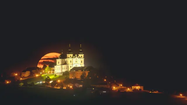 „Von den weitesten Panoramablicken 
bis zur winzigsten Lebensform 
ist die Natur eine ständige Quelle 
für Verwunderung und Ehrfurcht. 
Sie ist auch eine fortwährende 
Offenbarung des Göttlichen.“
  
(Aus der Umweltenzyklika Laudato si', Kapitel 85)
 | Foto: Fritz Bachner hielt den Supermond über der Basilika Sonntagverg fotografisch fest