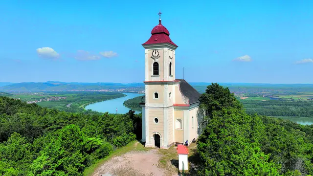 Darum hat ihn Gott über alle erhöht und ihm den Namen verliehen, der größer ist als alle Namen, damit alle im Himmel, auf der Erde und unter der Erde ihr Knie beugen vor dem Namen Jesu. (Lesung am Fest Kreuzerhöhung)
 | Foto: „Wetterkreuzkirche“ – Filialkirche zur Kreuzerhöhung der Pfarre Hollenburg. Foto: Von C.Stadler/Bwag - Eigenes Werk, CC BY-SA 4.0, Wikimedia Commons