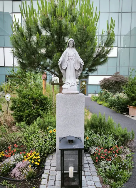 So lautet das Motto der Barmherzigen Brüder. Mein Bild zeigt den Innenhof des Krankenhauses der Barmherzigen Brüder in Graz. 