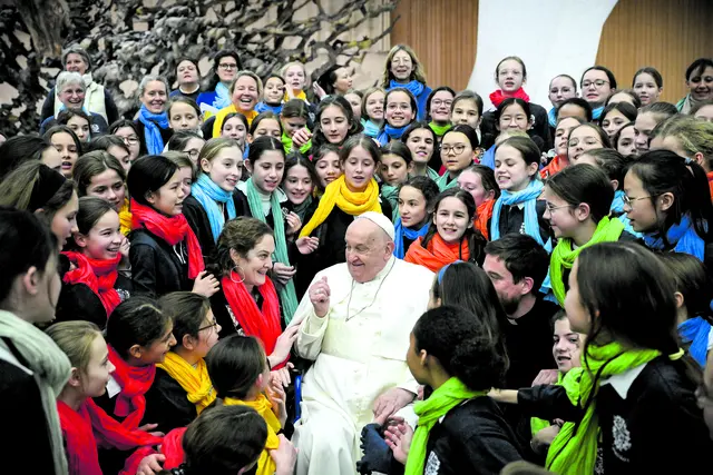 Euch jungen Menschen, die die Kirche und die Welt brauchen wie die Erde den Regen: euch jungen Menschen, die ihr die Gegenwart und die Zukunft seid; euch sagt Jesus: Fürchtet euch nicht!
(Papst Franziskus ermutigt die jungen Gläubigen beim Weltjugendtag in Lissabon 2023) | Foto: Vatican Media/Romano Siciliani/KNA