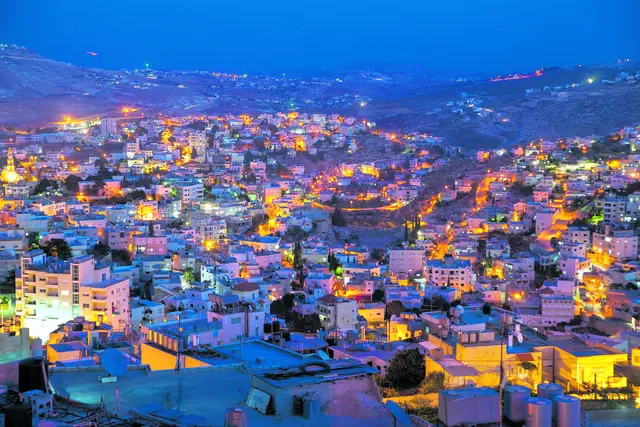 Der Advent ist ein Weg nach Betlehem.
Lassen wir uns vom Licht des menschgewordenen Gottes anziehen.
(Papst Franziskus) | Foto: Renewer - stock.adobe.com/Aufnahme von nächtlichem Betlehem