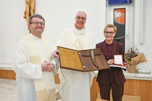 Eisenstadt. Pflegedirektorin Brigitte Polstermüller wurde im Krankenhaus der Barmherzigen Brüder von Bischof Ägidius mit dem St. Martinsorden in Gold ausgezeichnet. Nach 41 Jahren Dienst tritt ihren Ruhestand an. Links im Bild: Rektor Josef Kuzmits. | Foto: KHBBE / Andrea Michlits-Makkos